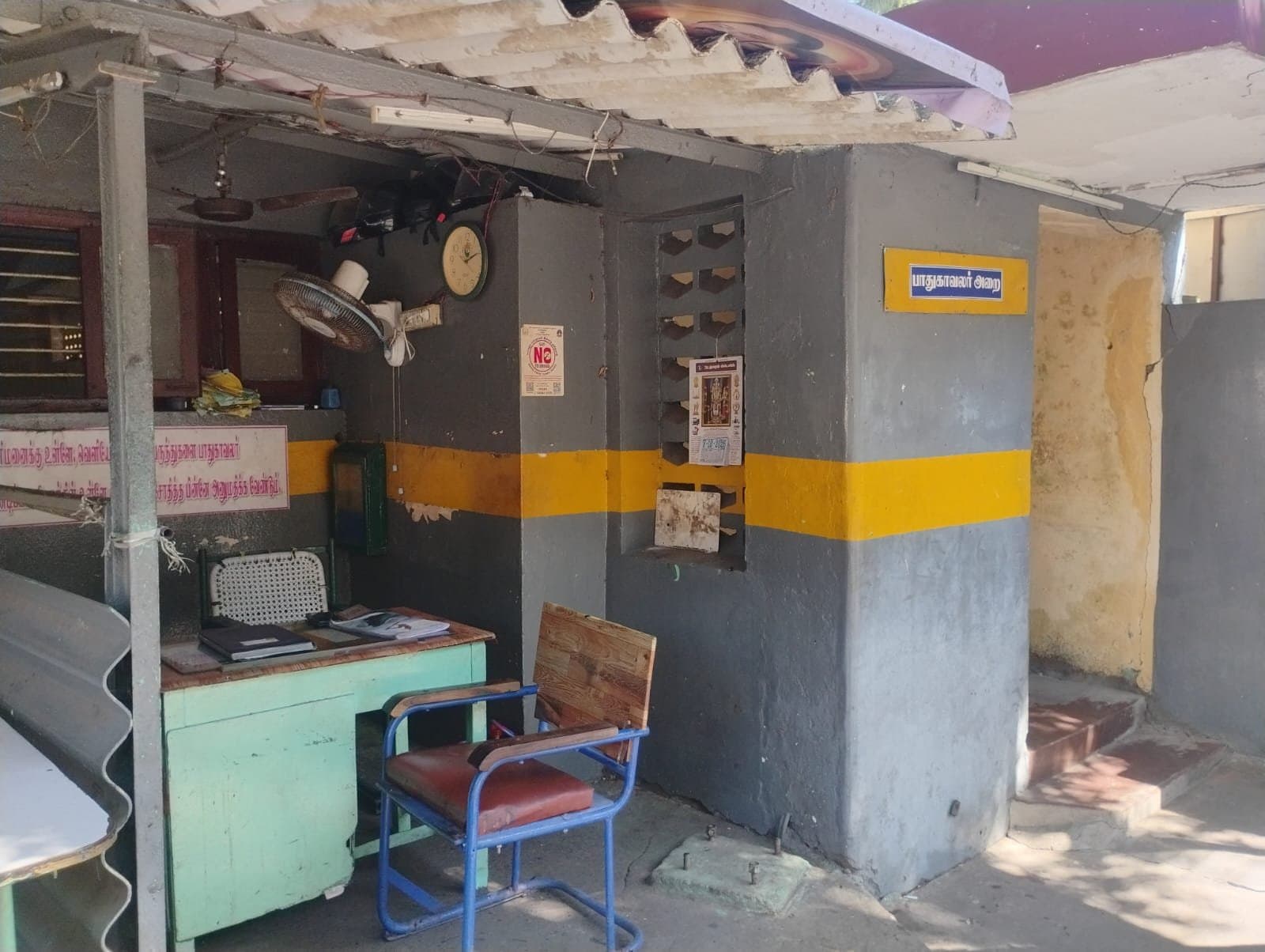 அரசு போக்குவரத்து கழக விழுப்புரம் மண்டலத்தில் உள்ள புதுச்சேரி கிளையில் பாதுகாவலர் இல்லை இங்கே திருட்டு போனால் யார் பொறுப்பு கிளை
