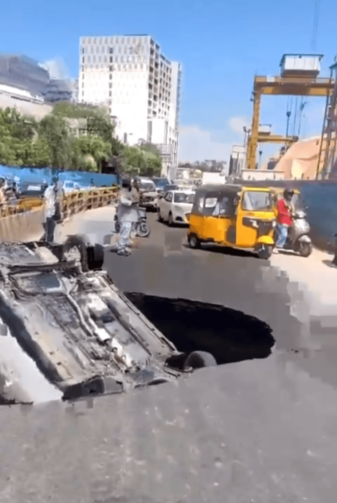 திருவான்மியூர் டைடல் பார்க் அருகே சாலையில் ஏற்பட்ட பள்ளத்தில் கவிழ்ந்த கார்.
